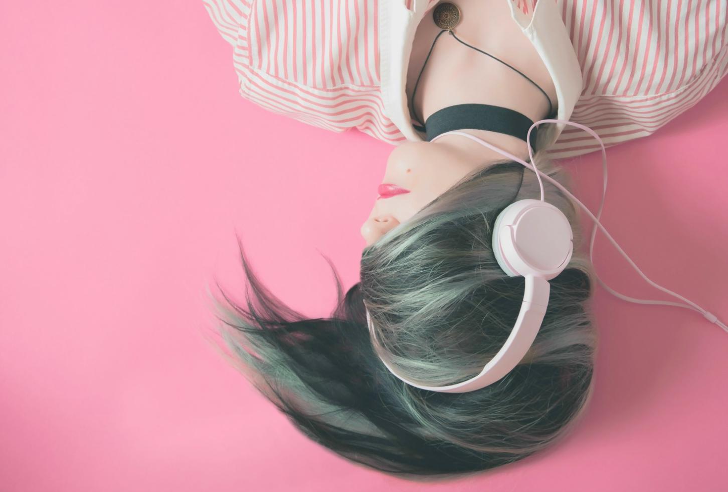 Vista del laboratorio completo con postazioni di lavoro e area formativa